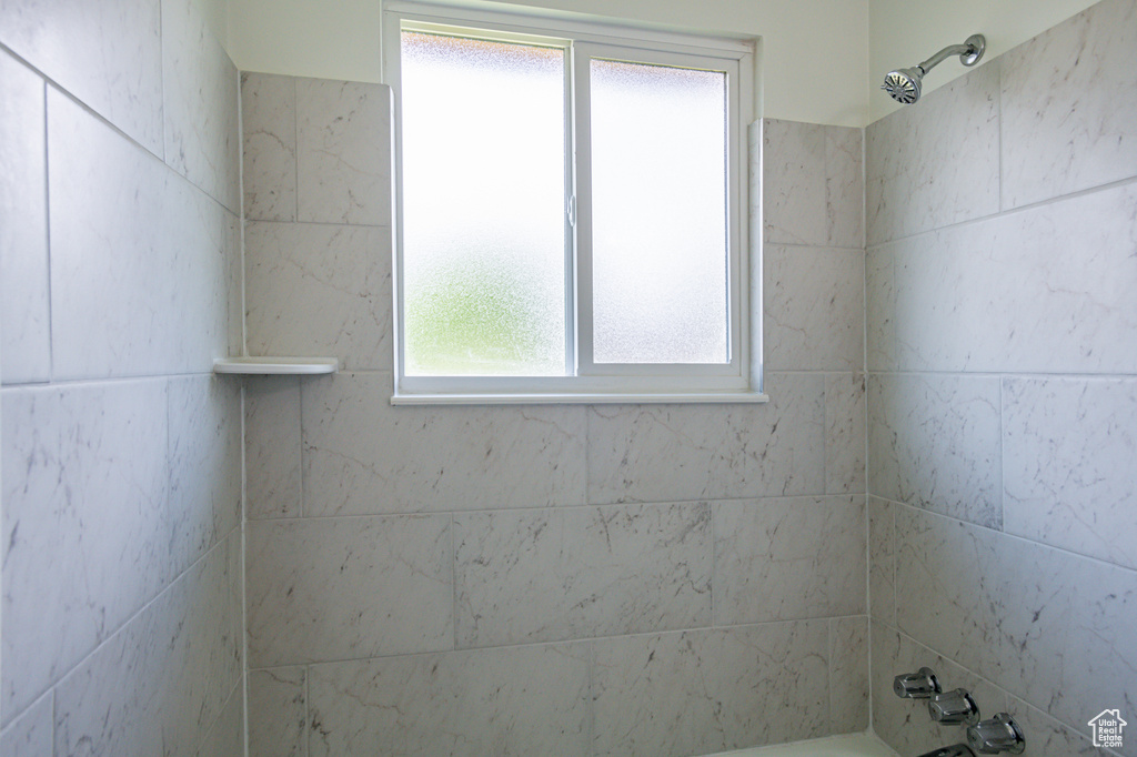 Bathroom featuring tiled shower / bath