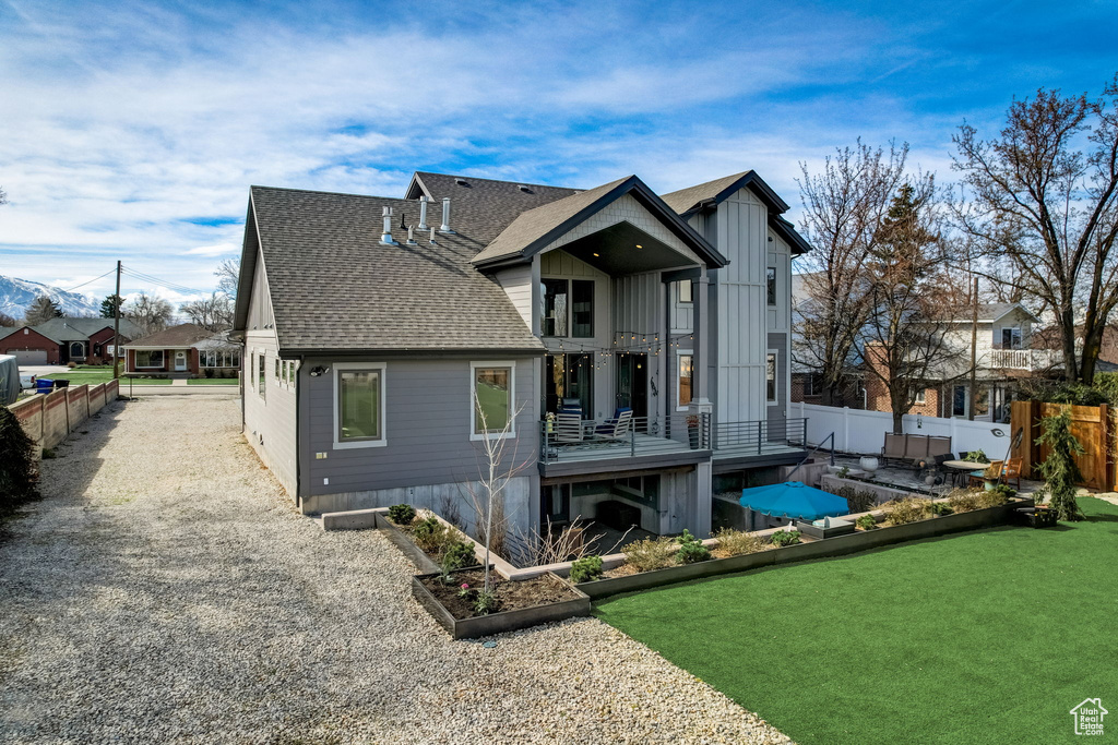 Back of house featuring a lawn