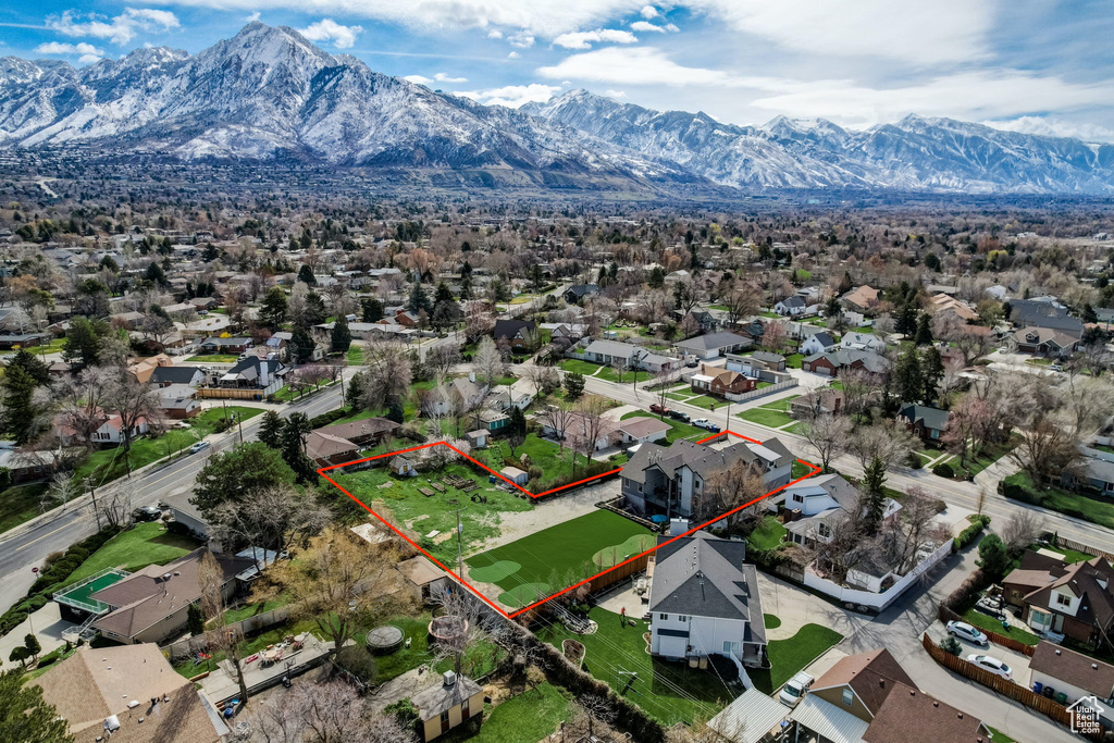 Drone / aerial view featuring a mountain view