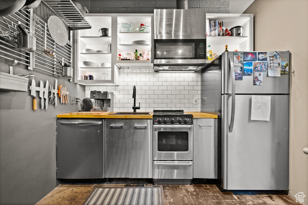 Kitchen with sink, tasteful backsplash, and stainless steel appliances