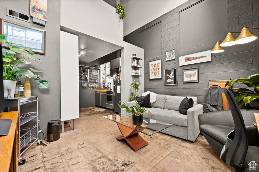 Living room with a high ceiling and concrete flooring