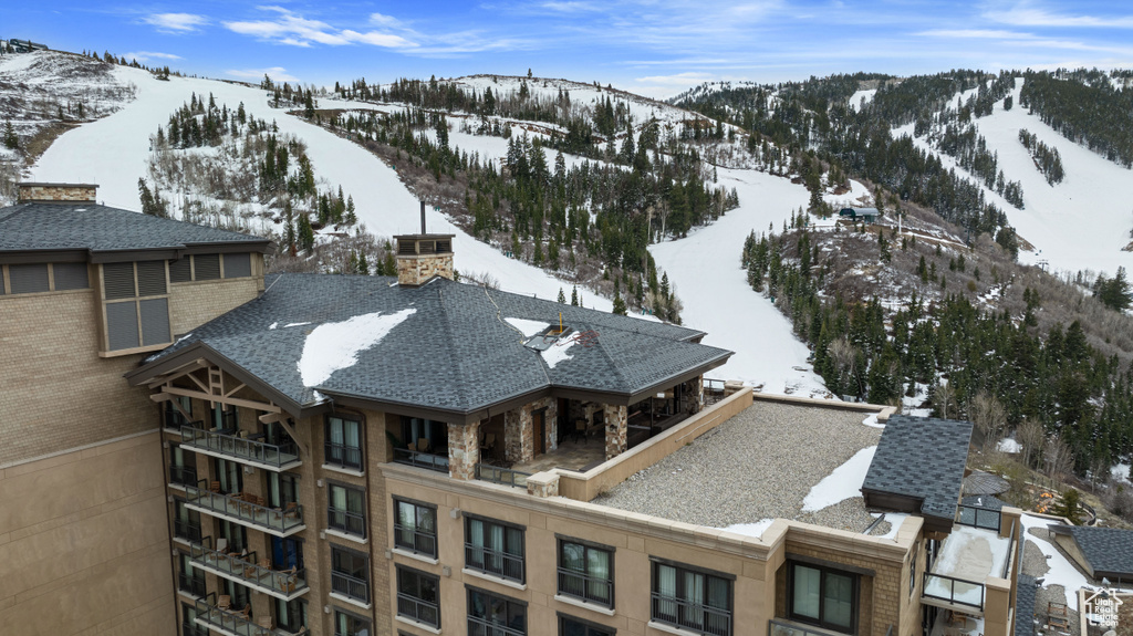 Snowy aerial view with a mountain view