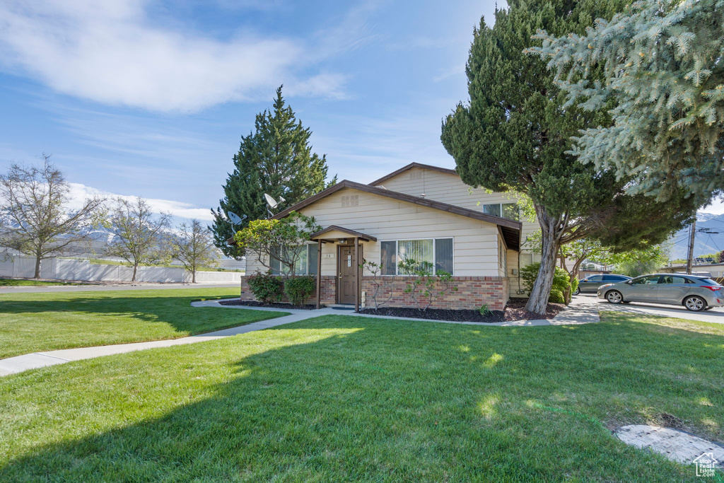 View of front of property featuring a front yard