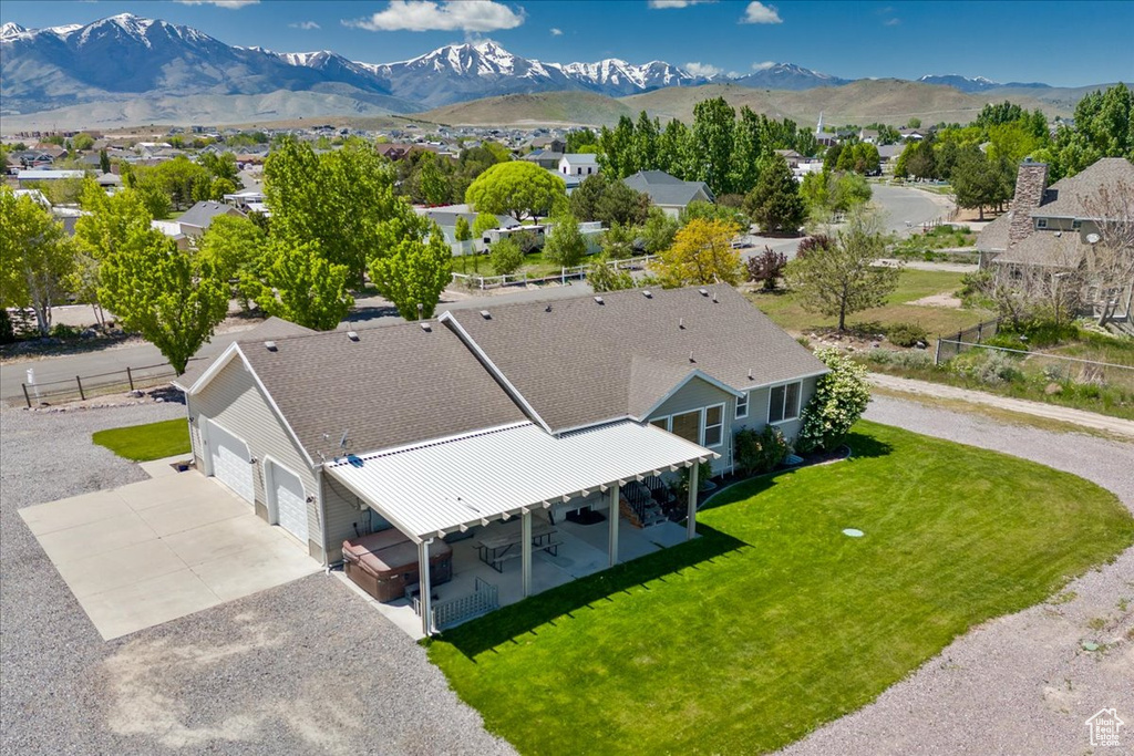 Birds eye view of property featuring a mountain view