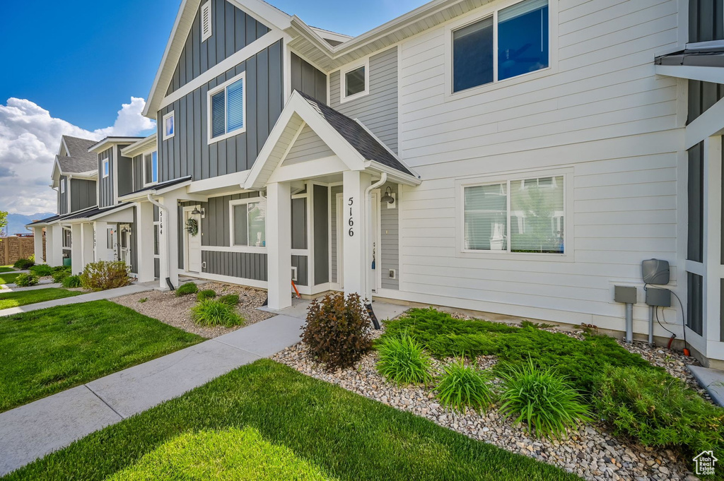 View of front of property featuring a front lawn