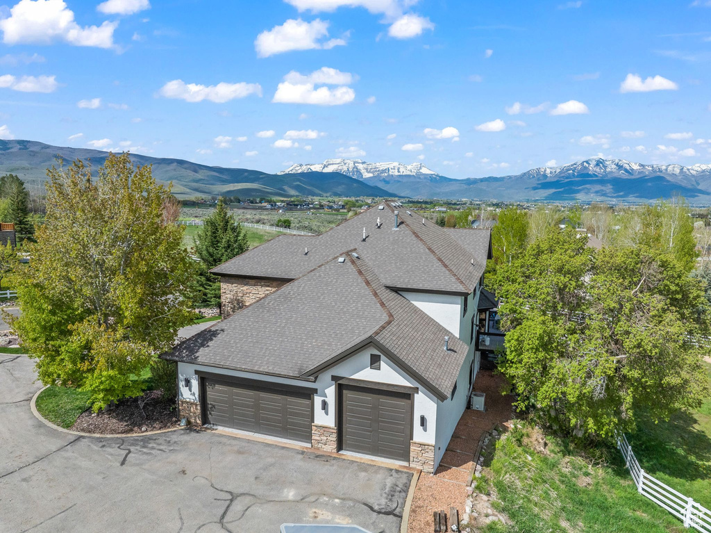 Aerial view with a mountain view