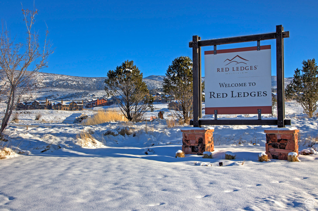 Community sign featuring a mountain view