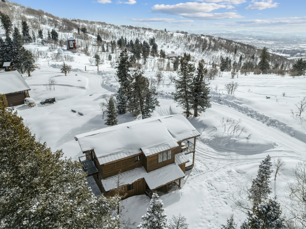 Snowy aerial view with a mountain view