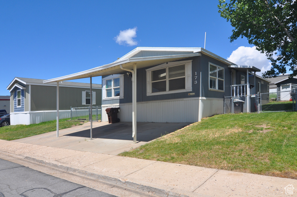 Manufactured / mobile home featuring a front yard