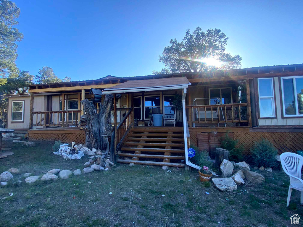 View of front of home featuring a front yard