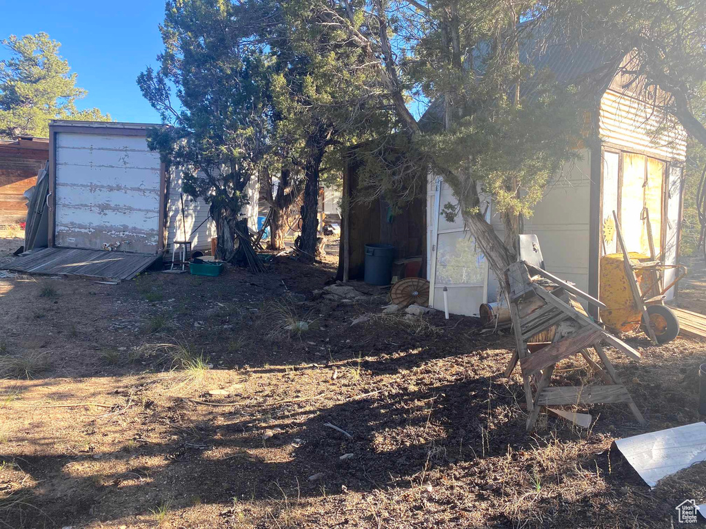 View of yard featuring an outdoor structure