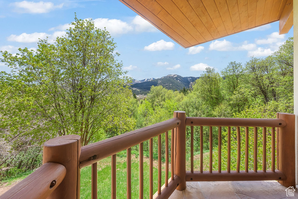 Balcony featuring a mountain view