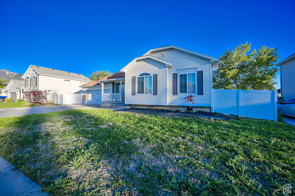 View of front of house featuring a front yard