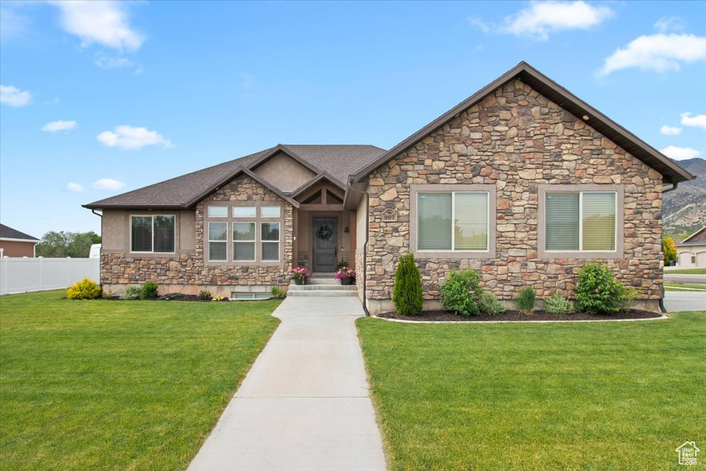 Craftsman inspired home featuring a front yard