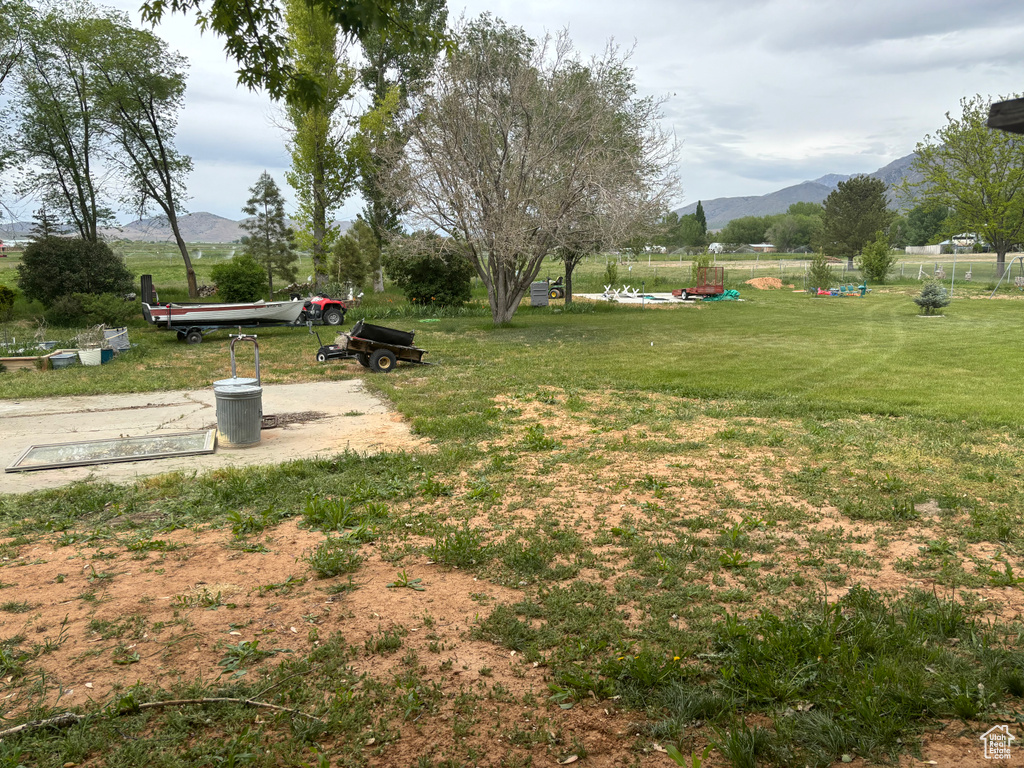 View of yard featuring a mountain view