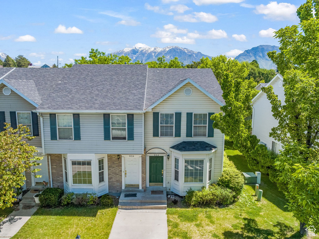 View of front facade with a front yard and a mountain view