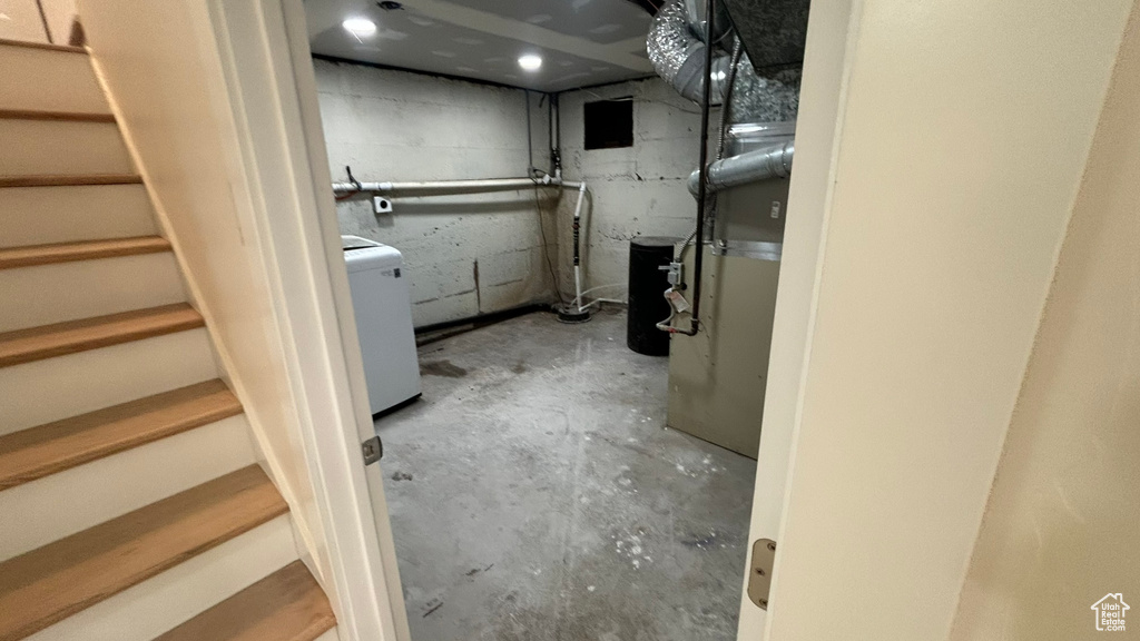 Basement featuring washer / clothes dryer