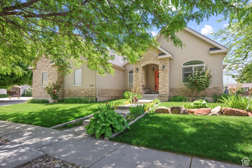 View of front of property featuring a front yard