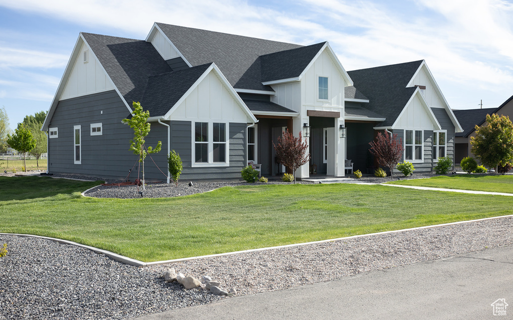 View of front of property featuring a front lawn