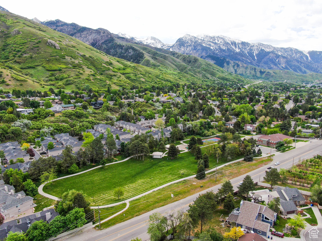 Aerial view with a mountain view