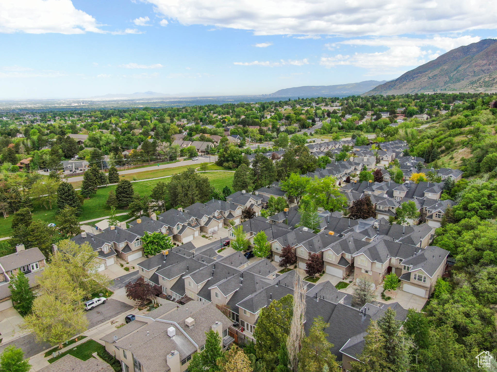 Aerial view with a mountain view