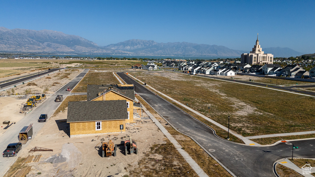 Aerial view with a mountain view