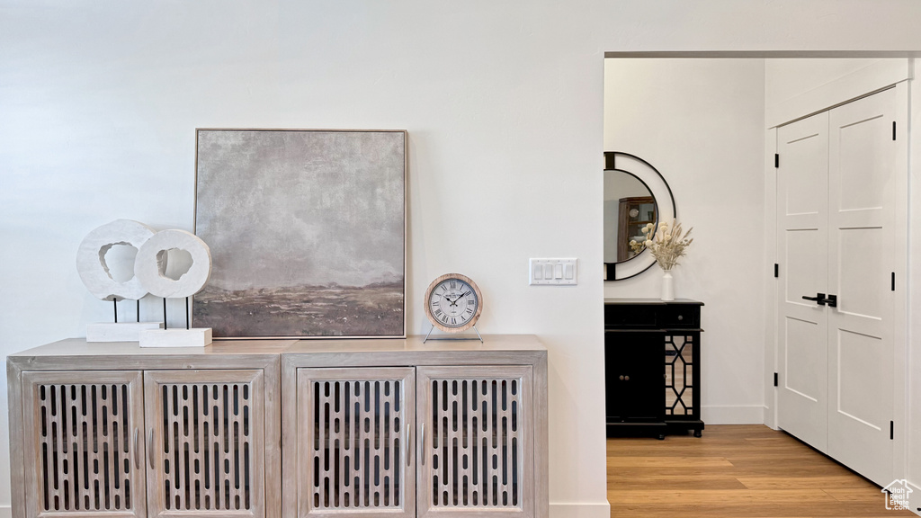 Interior details with wood-type flooring