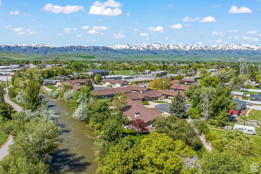 Birds eye view of property featuring a mountain view