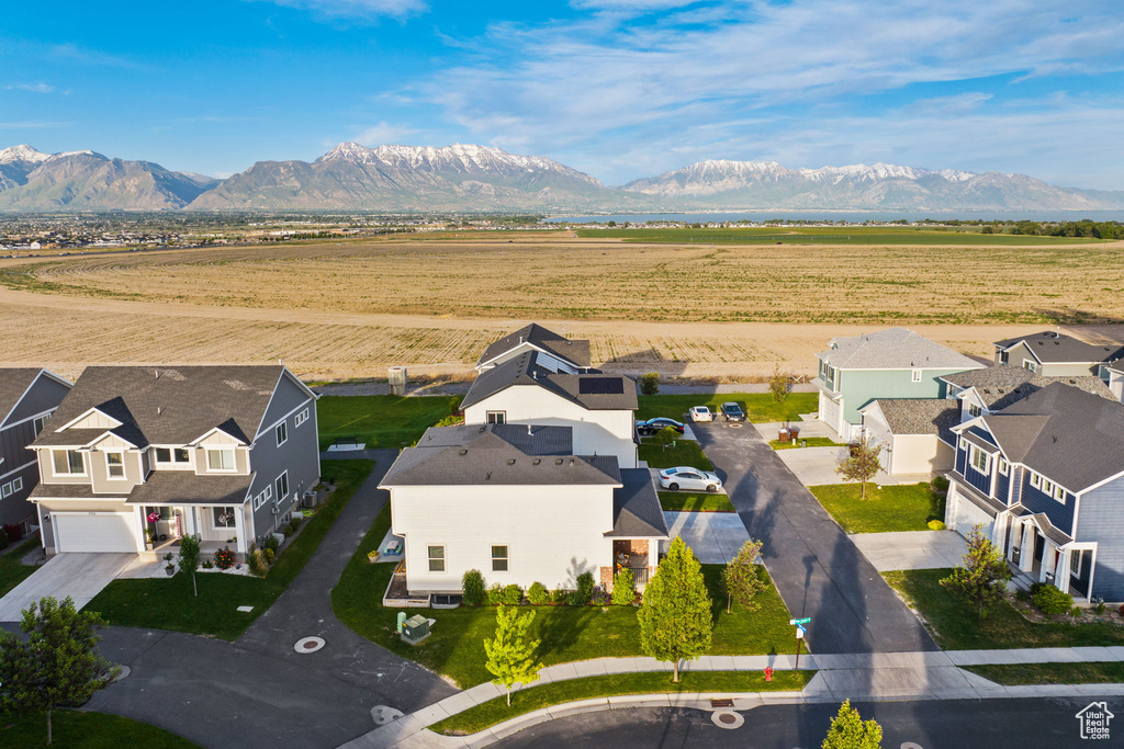 Bird\\\'s eye view featuring a mountain view