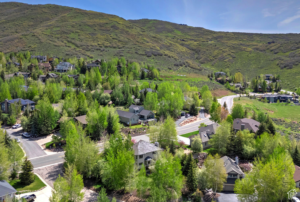 Bird\\\'s eye view with a mountain view