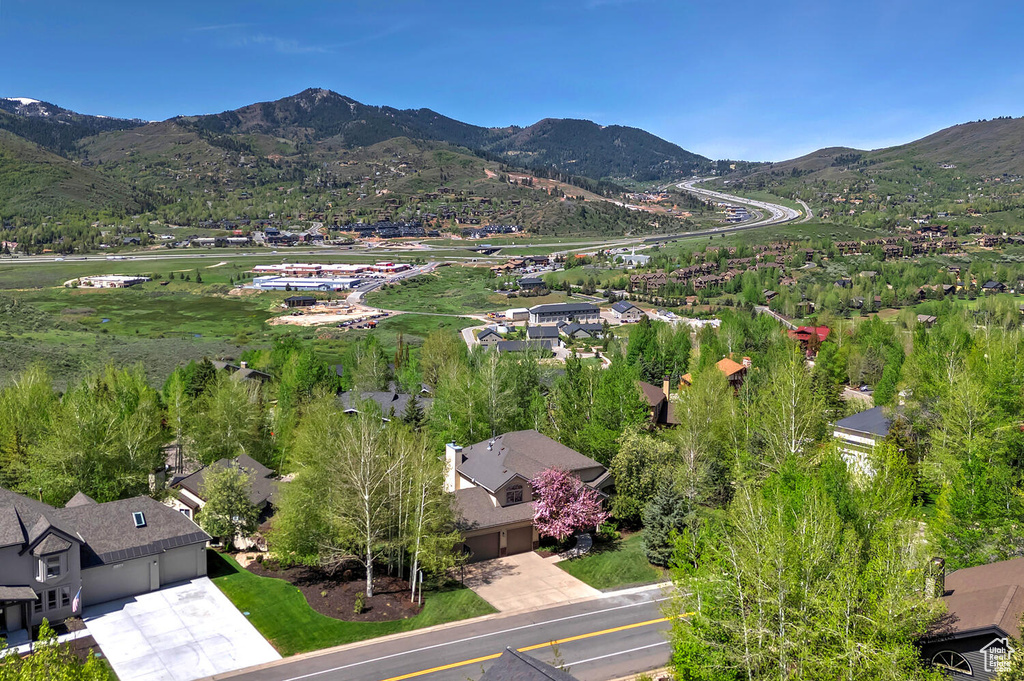 Bird\\\'s eye view featuring a mountain view