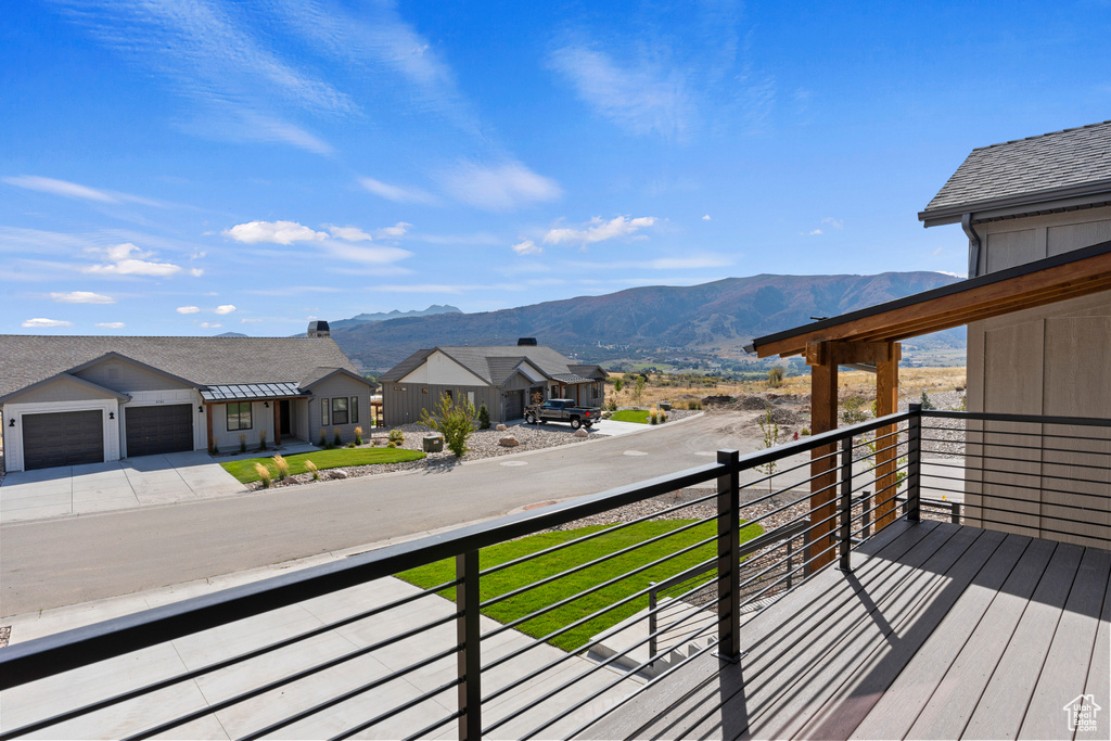 Balcony featuring a mountain view