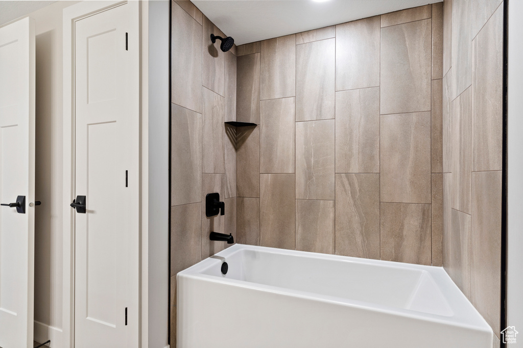 Bathroom featuring tiled shower / bath combo