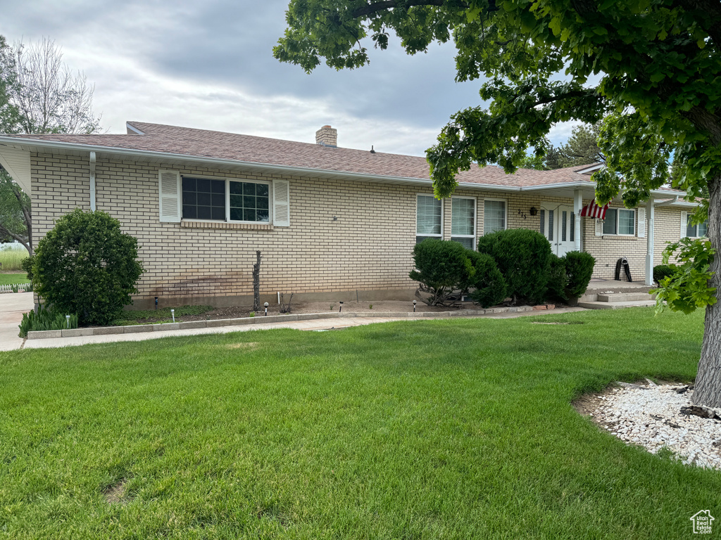 Ranch-style home with a front lawn