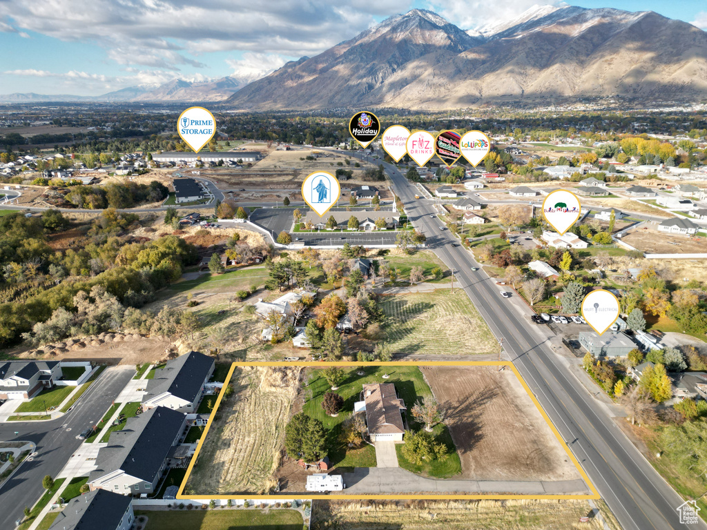 Bird\'s eye view with a mountain view