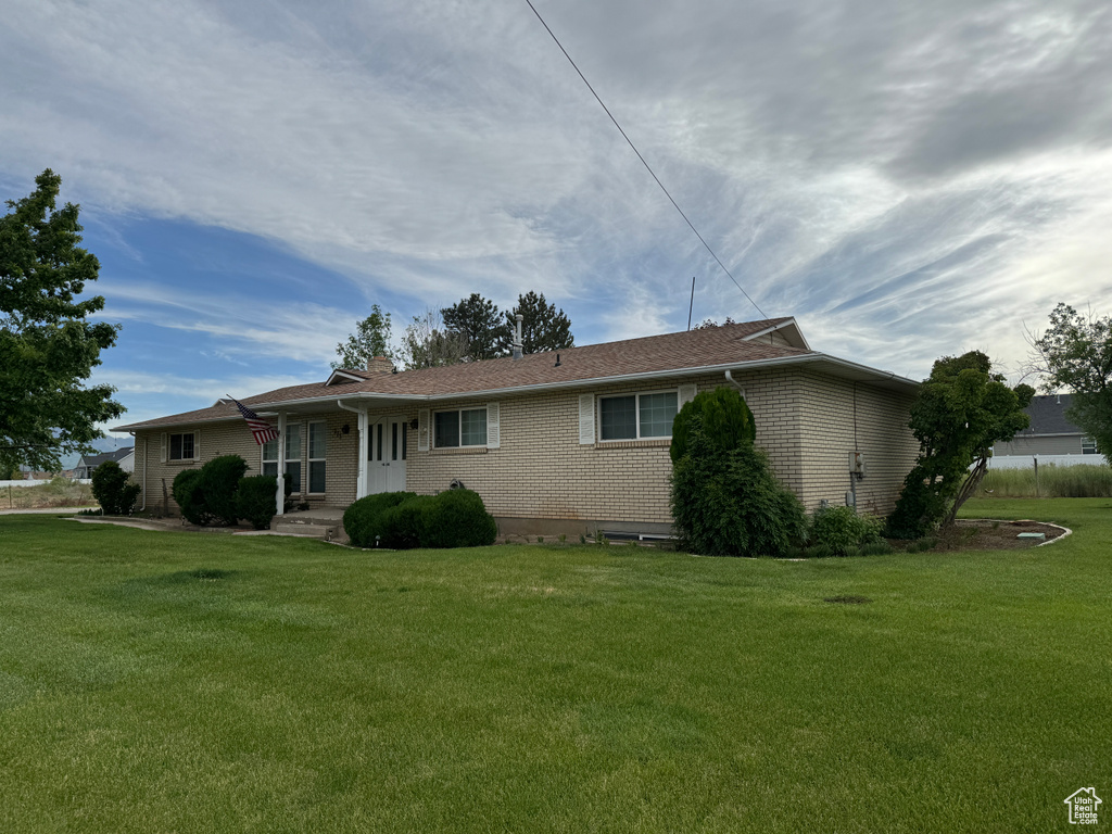 View of front facade with a front yard