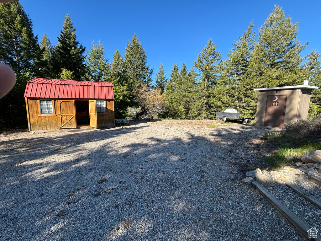 View of yard with an outdoor structure