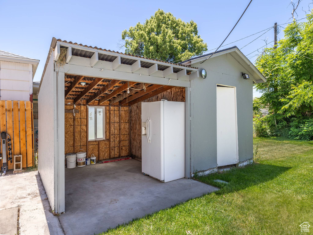 View of shed / structure with a yard