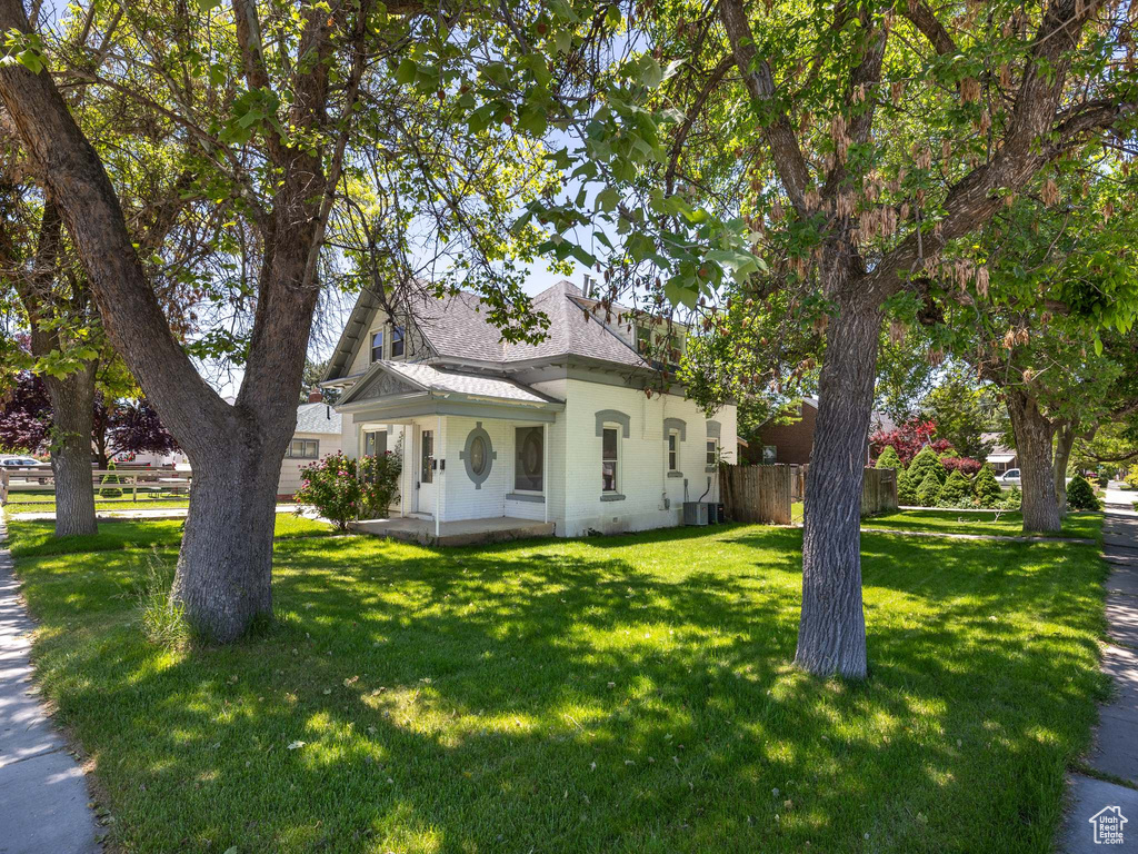 View of front facade featuring a front lawn