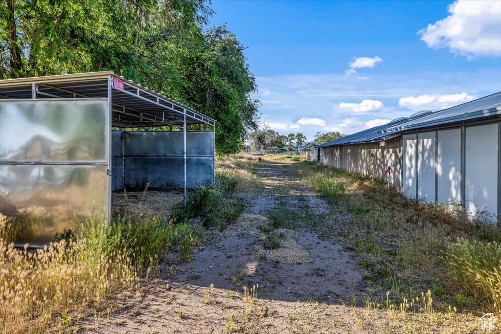 View of yard featuring an outdoor structure