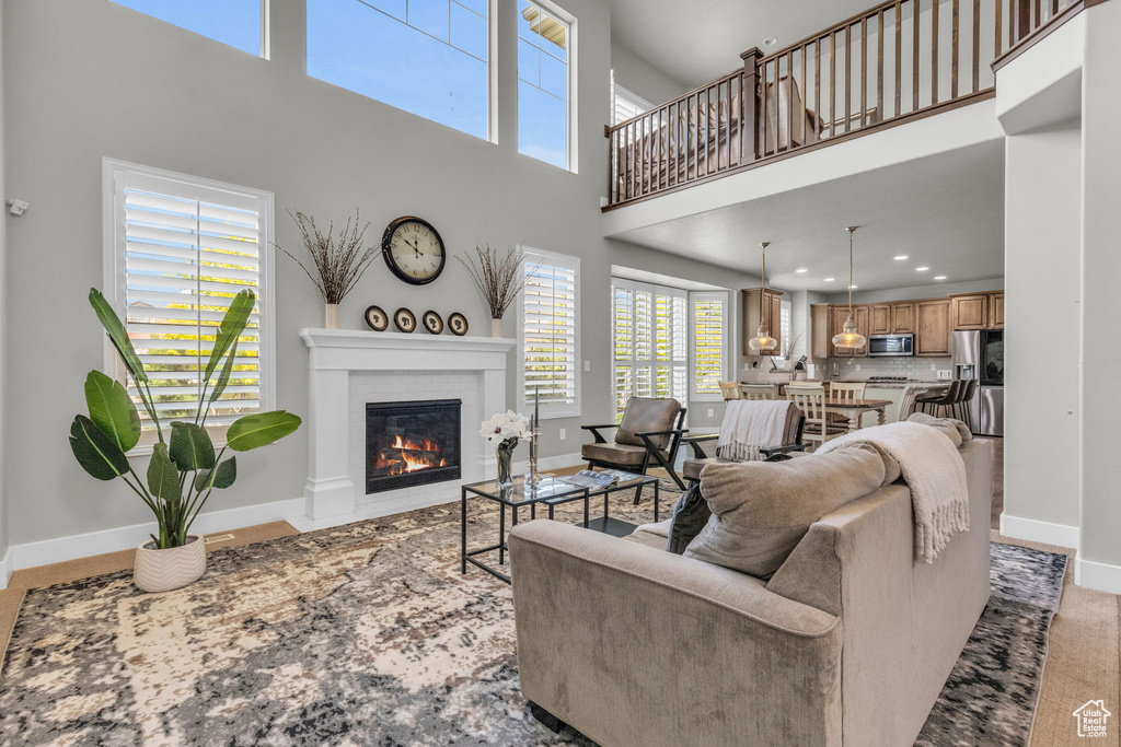 Living room with a high ceiling