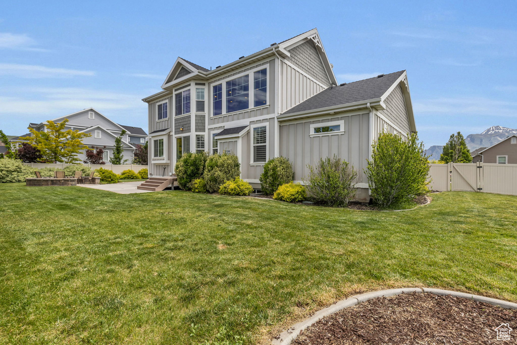 View of front of property featuring a front yard