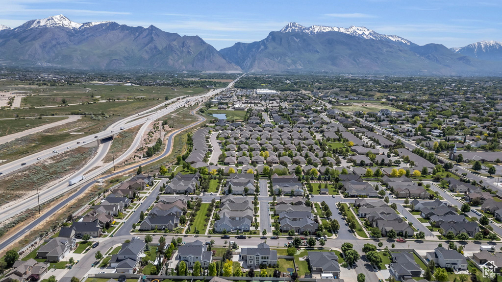 Aerial view with a mountain view