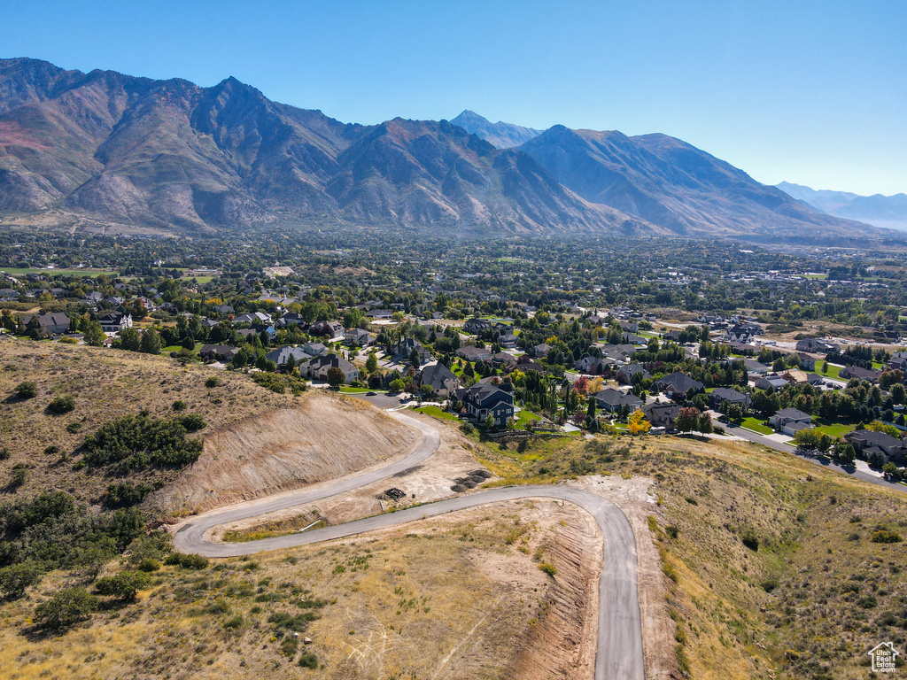 Bird\\\\\\\\\\\\\\\'s eye view with a mountain view