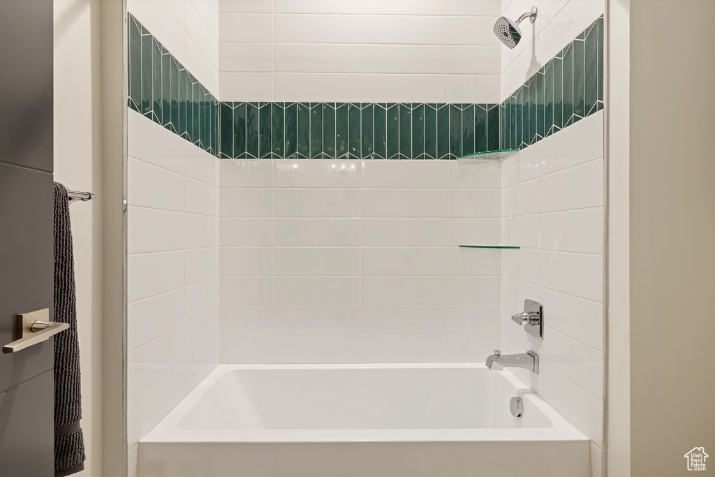 Bathroom with tiled shower / bath combo