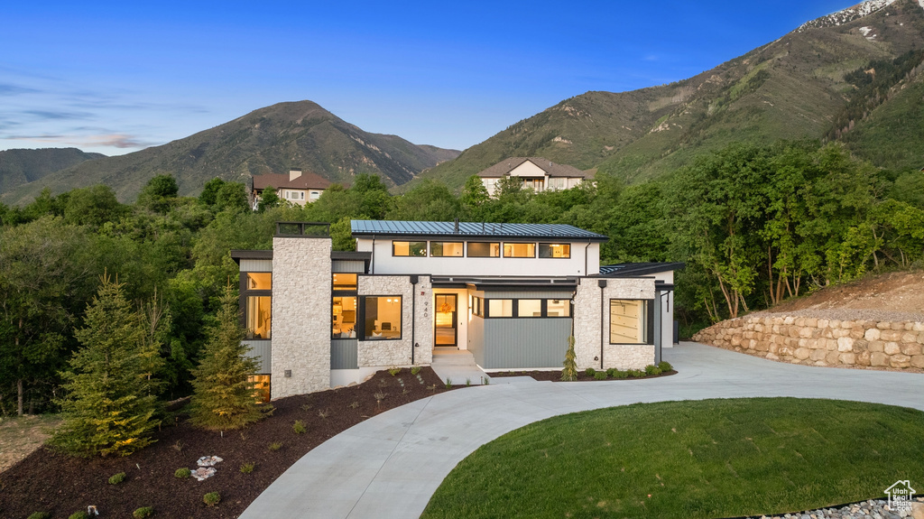 View of front of house featuring a yard and a mountain view