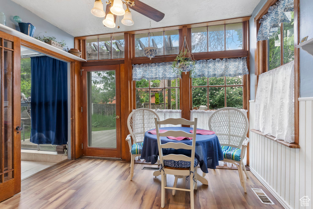 Sunroom with ceiling fan