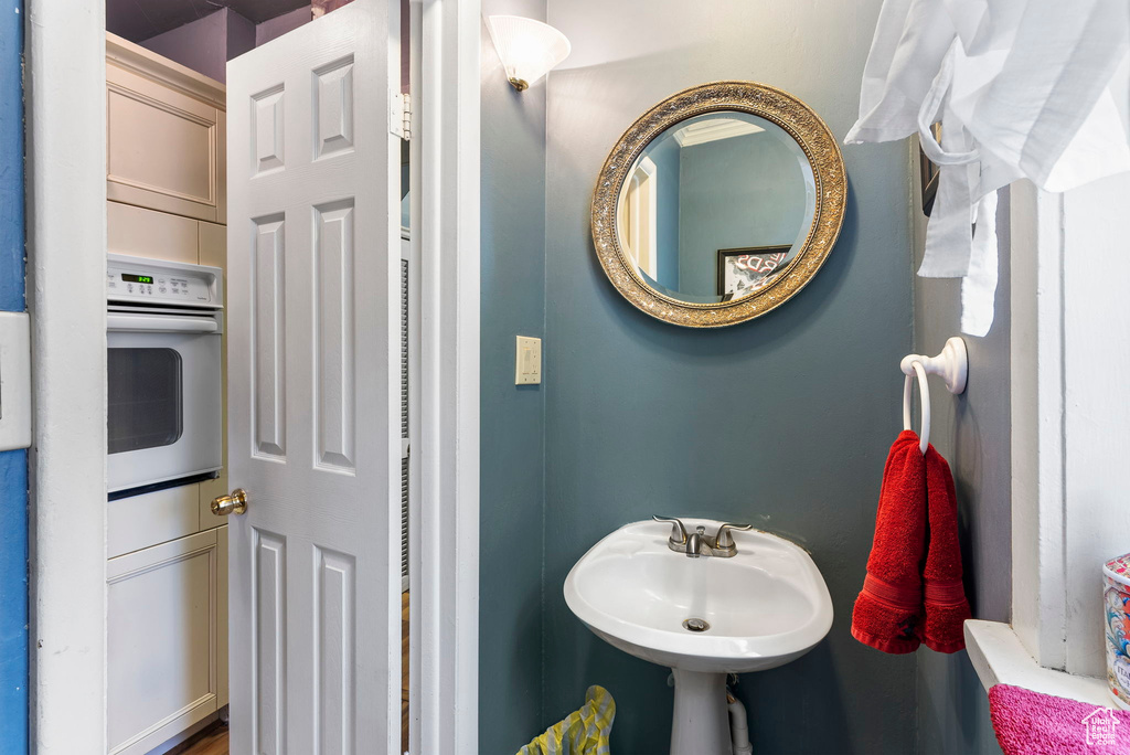 Bathroom featuring sink