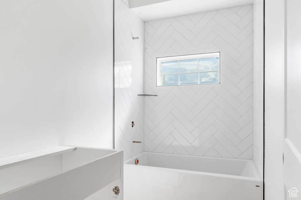 Bathroom with tiled shower / bath combo