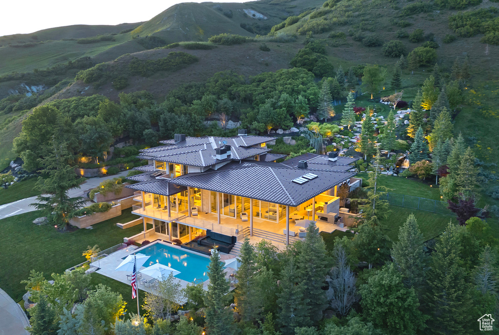 Birds eye view of property featuring a mountain view